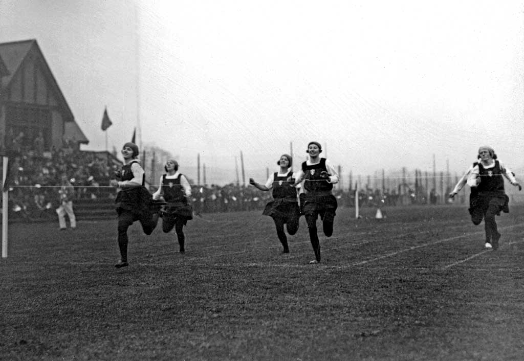 Ladies Racing  -  Edinburgh University Playing Fields, Myreside