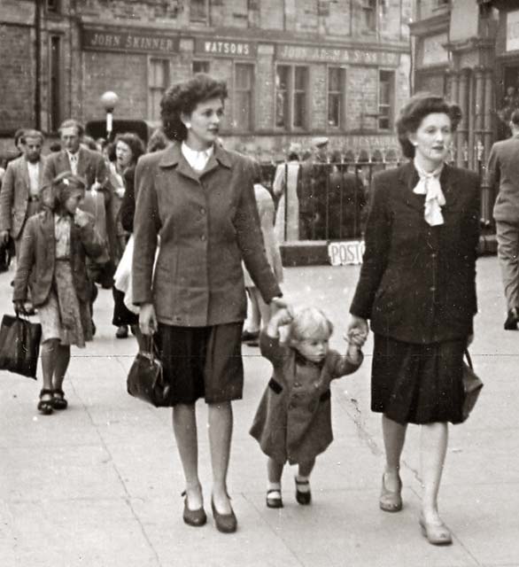 Where was this photo taken?  -  Answer:  Outside the Post Office at Murray Place, Stirling