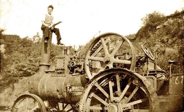 Photo of a barrow box and 4 children, taken around 1933.  Where might this photo have been taken?