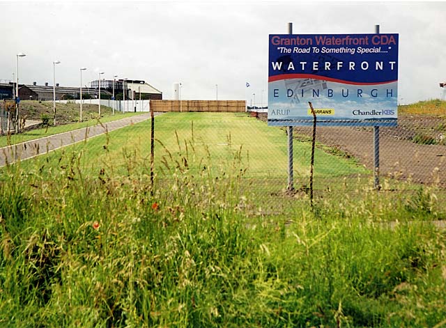 A new route between Western Breakwater and Saltire Square  -  30 June 2004  -  zoom-in