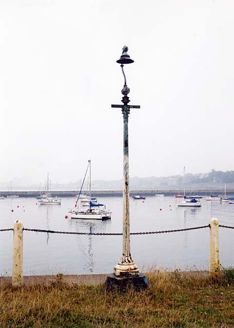 0_around_edinburgh_-_waterfront_2bv14a_granton_middle_pier_lamp_post.jpg