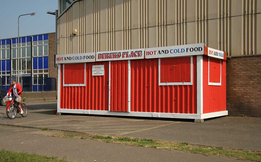 Edinburgh Waterfront  -  Derek'sPlace, selling hot and cold food, close to the entrance to Middle Pier, Granton Harbour  -  June 2006