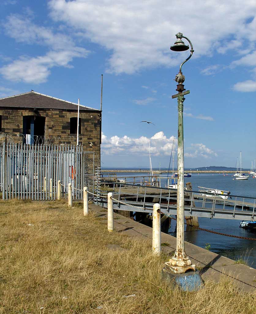 1842 lamp post at Middle Pier, Granton Harbour  -  photographed 2007
