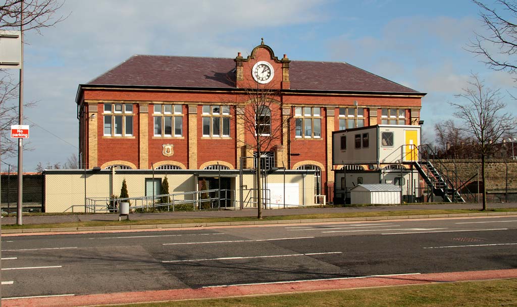 Edinburgh Waterfront  -  Victorian Station Building and Platform  -   30 June 2004