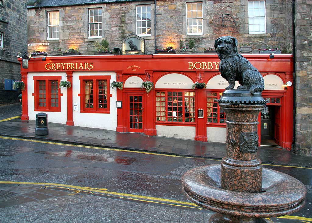 Greyfriar's Bobby - Statue at The Bridges and Pub at Candelmaker Row