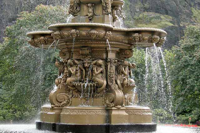 The Ross Fountain and Edinburgh Castle  -  Photograph 21 December 2003