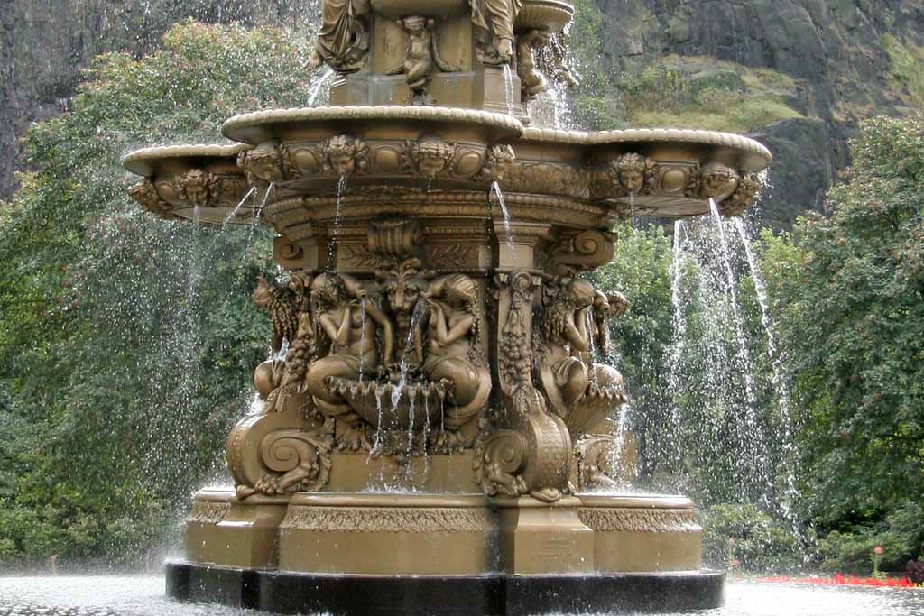 The Ross Fountain and Edinburgh Castle  -  Photograph 21 December 2003