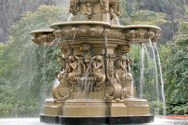 The Ross Fountain and Edinburgh Castle  -  Photograph 21 December 2003