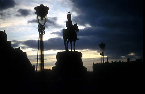 Royal cots Greys' Statue  -  Princes Street  -  Winter Evening