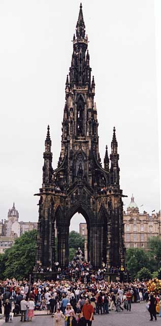 The Scott Monument  -  Spectators for the Edinburgh Festival Cavalcade on 3 August 2003  -  zoom-out