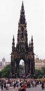 The Scott Monument  -  Spectators for the Edinburgh Festival Cavalcade at the Scott Monument  -  3 August 2003  -  zoom-out