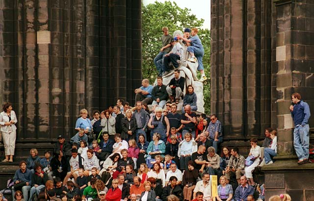 The Scott Monument  -  Spectators for the Edinburgh Festival Cavalcade on 3 August 2003  -  zoom-in