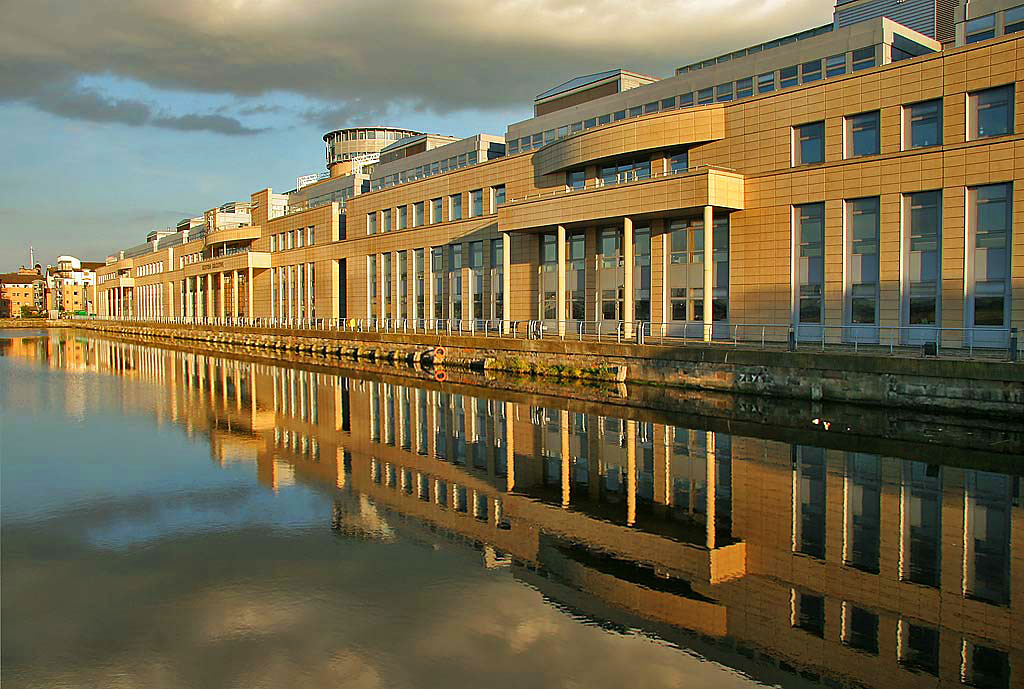 The Scottish Executive Office, Victoria Quay, Leith Docks  -  Photographed 2006