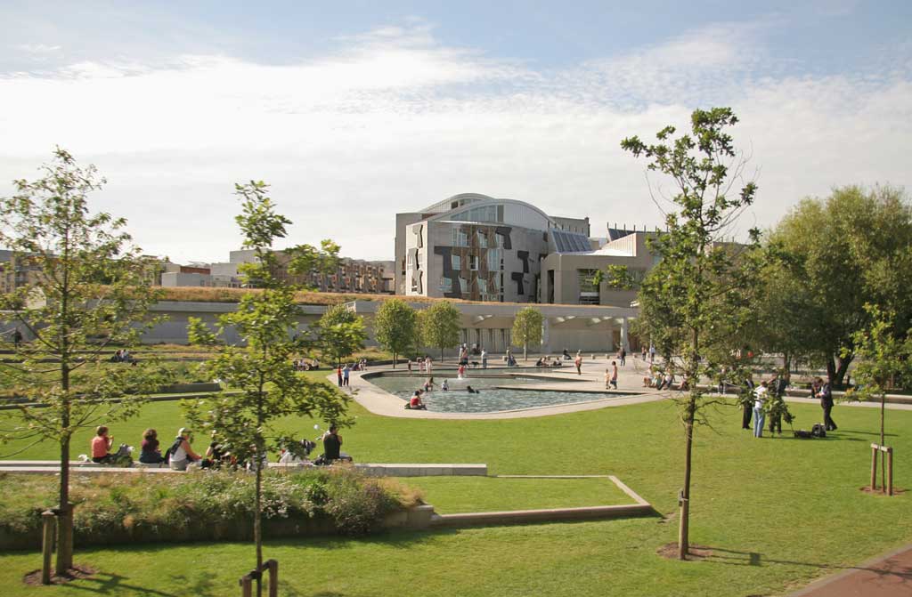 Bathing in the pools outside the Scottish Parliament  -  August 2007