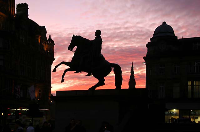 Duke of Wellington statue in front of Register House at the East End of Princes Street  -  4.48pm on January 26, 2007