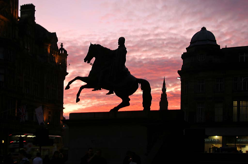 Duke of Wellington statue in front of Register House at the East End of Princes Street - 4.48pm on January 26, 2007
