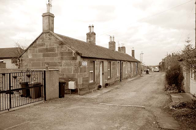 Photo of a barrow box and 4 children, taken around 1933.  Where might this photo have been taken?