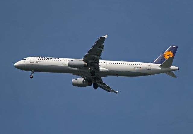 Airbus A321-100 above the Firth of Forth between Granton and Cramond, approaching Edinburgh Airport, on Lufthansa flight LH4940 Frankfurt to Edinburgh, August 24, 2009