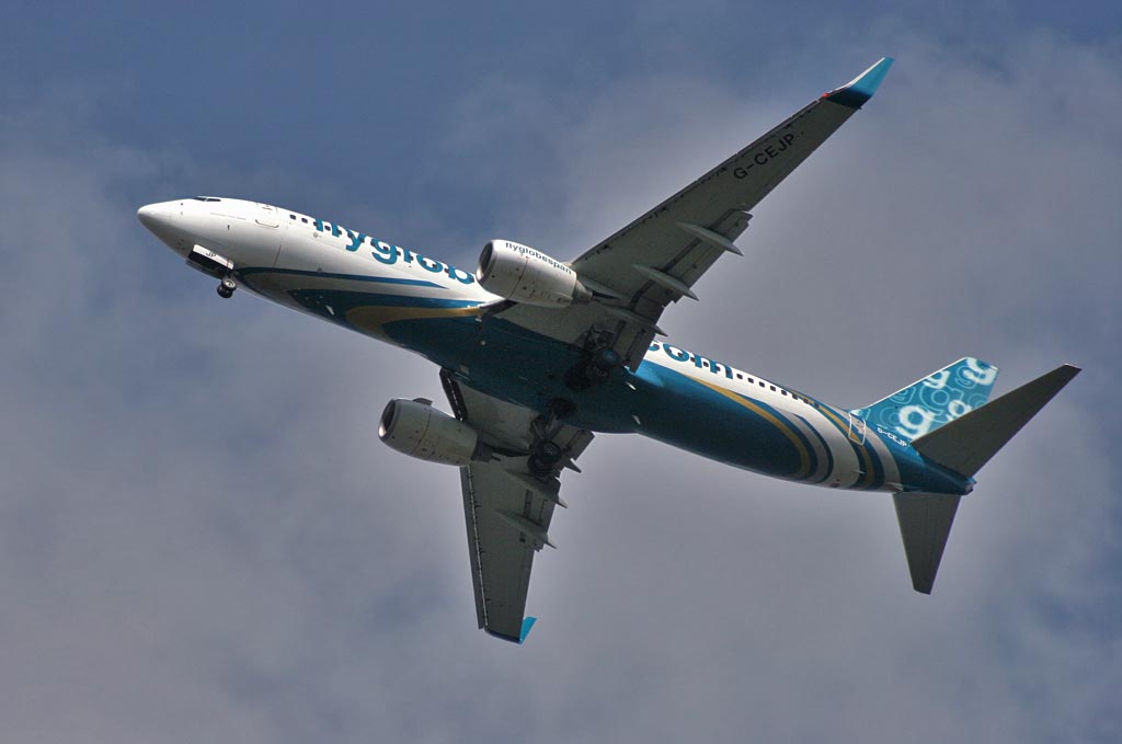 Boeing 737-8BK above the Firth of Forth between Granton and Cramond, approaching Edinburgh Airport, on Flyglobespan flight GSM448 Palma to Edinburgh, August 24, 2009