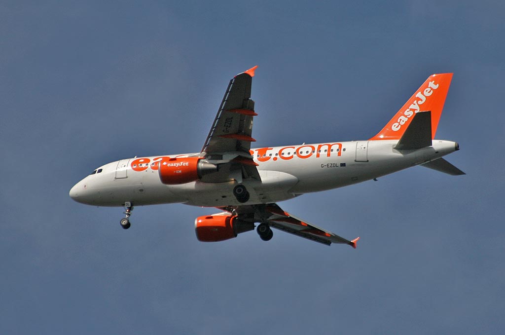 Airbus A319-111 above the Firth of Forth between Granton and Cramond, approaching Edinburgh Airport, on easyJet flight EZY6906 Geneva to Edinburgh, August 24, 2009