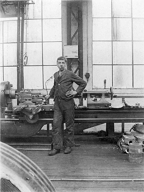 An unknown worker at SMT's Fountainbridge Depot  -  June 1914