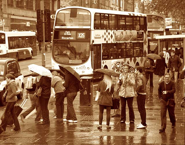 Lothian Buses  -  Route X25  -  Bus 902 approaches the National Galleires of Scotland in Princes Street