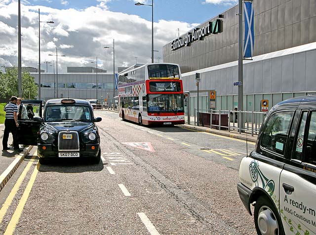 Lothian Buses  -  Terminus  -  Edeinburgh Airport  -  Route 35