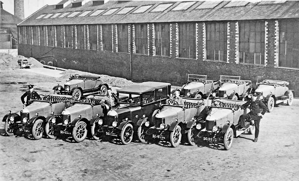 Edinburgh  -  The City Cars  -  Are these Bullnose Morris cars.  Would this photo have been taken in the 1920s?