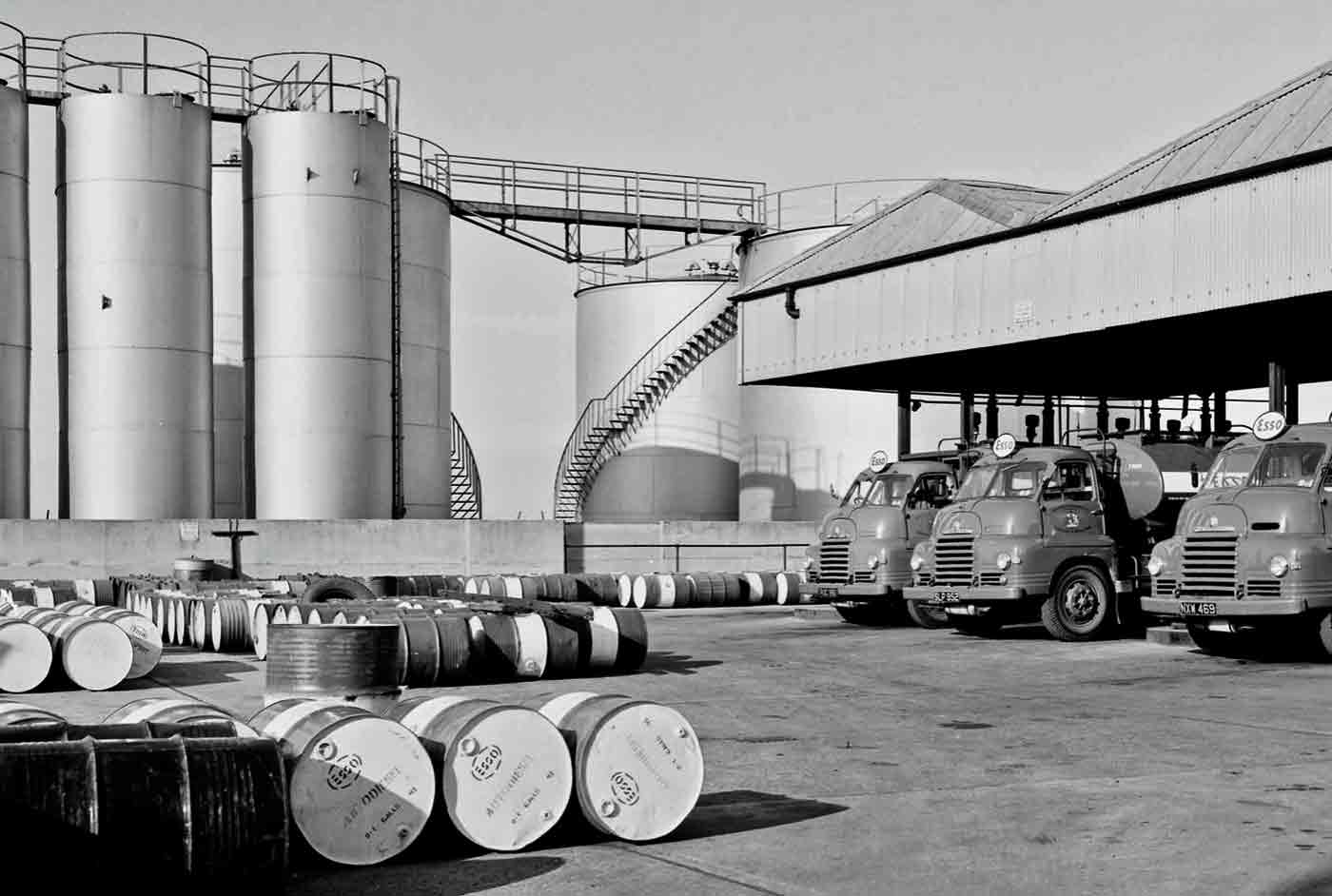 Lorries taking esparto grass from Granton to the paper mills around