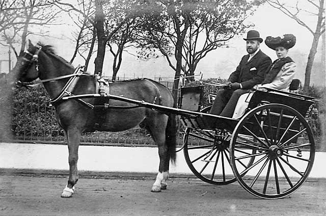 The Pringles in their carriage, possibly at Marchmont or Bruntsfield