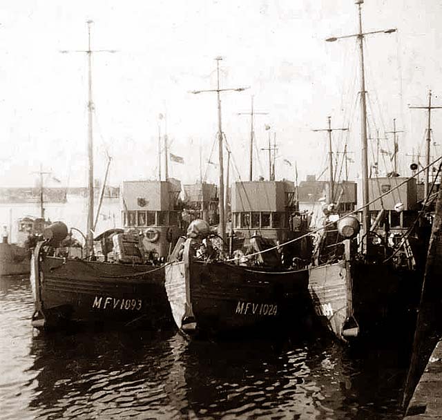 Steam Trawler GN37, Drumsheugh, at Granton Harbour in 1952