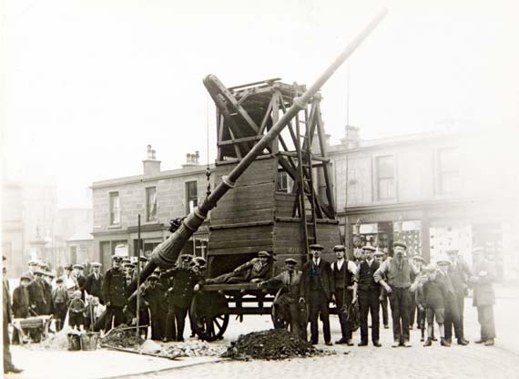 Albert Place  -  Erecting a Pole to take the Overhead Cables for Edinburgh's Electric Tramway