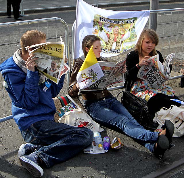 Princes Street, on the day of the visit by Pope Benedict XVI, September 16, 2010  -  Waiting for the Pope