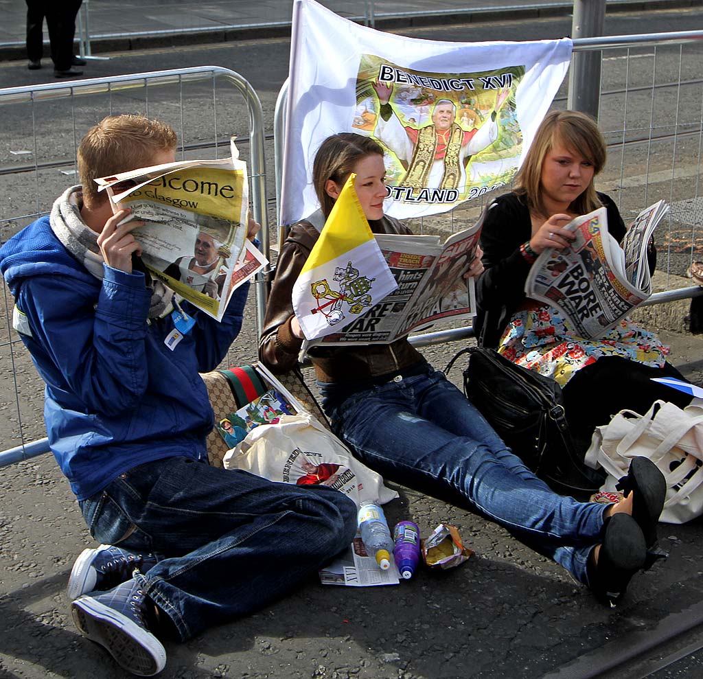 Princes Street, on the day of the visit by Pope Benedict XVI, September 16, 2010  -  Waiting for the Pope