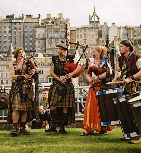 Street Entertainment during the Edinburgh Festival  -  Pipes & Drums 2