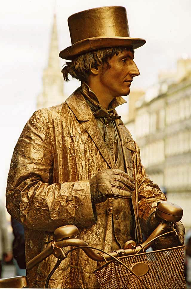 Edinburgh Festival 2003  -  'Golden Cycle Man' in the Royal Mile