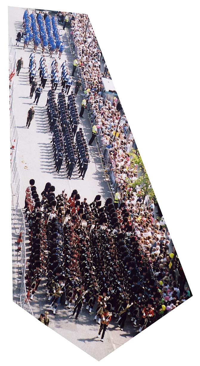 Edinburgh Festival Cavalcade 2004  - Edinburgh Military Tattoo Performers crossing Waverley Bridge