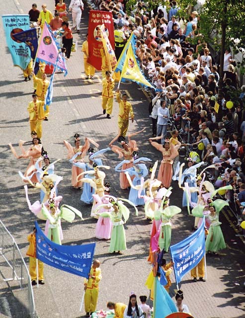 Edinburgh Cavalcade 2004 - Zoom-in to performers representing Falun Dafa crossing Waverley Bridge at the start of the Cavalcade