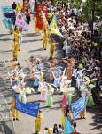 Edinburgh Cavalcade 2004  -  Zoom-in to performers representing Falun Dafa crossing Waverley Bridge at the start of the Cavalcade