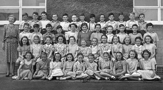 A group of barefoot children at Murrayburn School around 1950