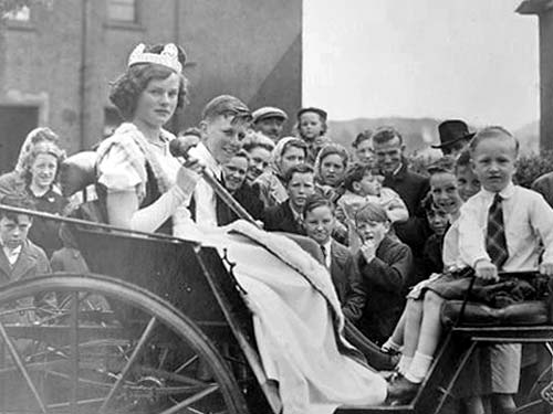 Colinton Gala Queen in the coach  -  close-up