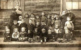 Dumbiedykes  - A group of 30 children and two men, all on the pavement  -  around 1922Dumbiedykes  - A group of 30 children and two men, all on the pavement  -  around 1922