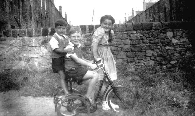 Children at East Thomas Street, Edinburgh, around 1950