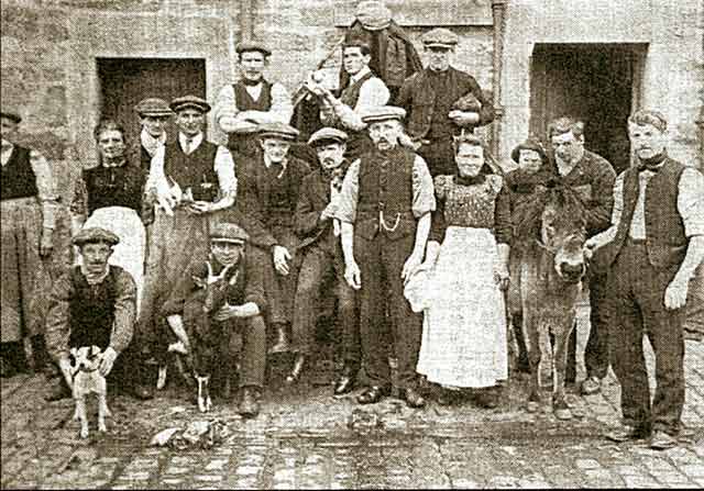 Gilmerton Cross Roads (zoom-in, right) - Posted 1906