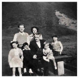 Eric Gld (from Dumbiedykes) and his family in Holyrood Park