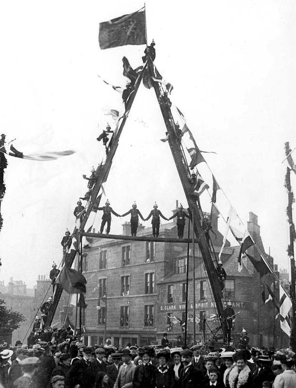 Lauriston Fire Brigade  -  The Royal Wave, 1903