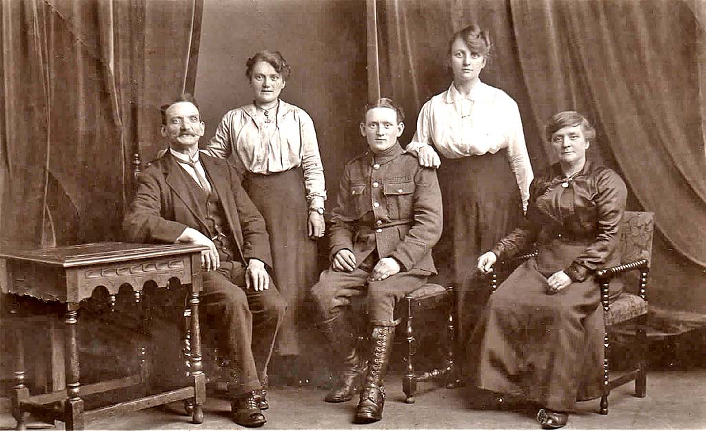 Johnstone family group  -  What uniform is this?