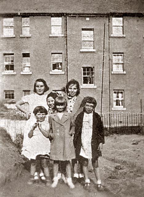 Group on the Backgreen at Royston Mains Road