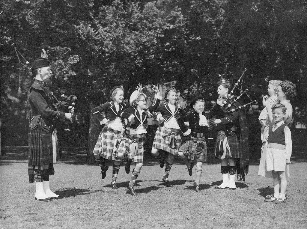 The Slattery Family in the Meadows, producing an advert for Shredded Wheat, around 1952