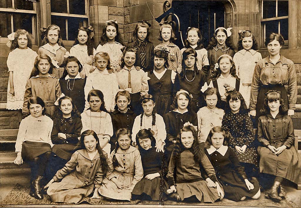 A class at Tollcross Primary School, probably around 1916-18